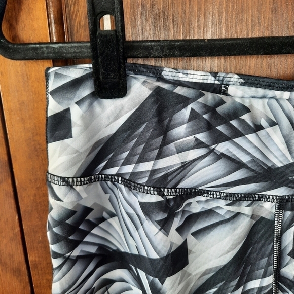 Danskin Now black & white geometric pattern capri length workout gym leggings - Picture 5 of 9